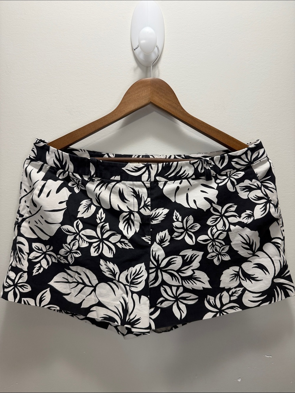 Michael Kors Women's Black & White Floral Bermuda Shorts Size 12 / Waist 33”